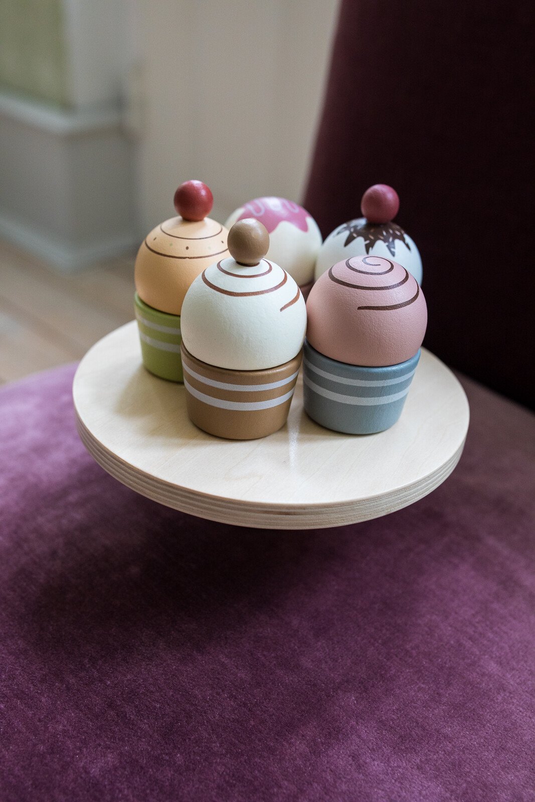 CUPCAKES ON CAKE STAND